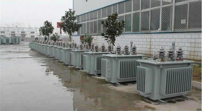 油浸式變壓器的保養(yǎng)如何去做？預(yù)防滲漏油：油浸式變壓器在油箱內(nèi)充滿變壓器油，裝配中依靠緊固件對(duì)耐油橡膠元件加壓而密封。
